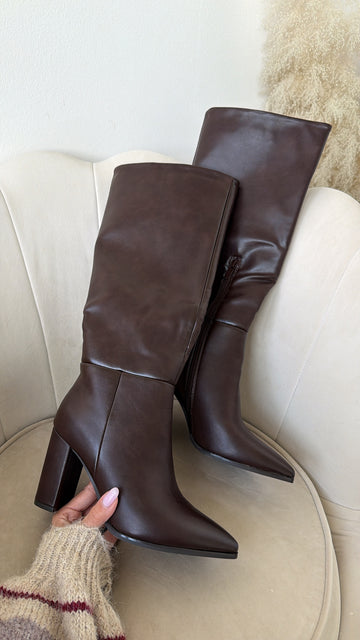 Stivale tacco largo testa di moro 1025