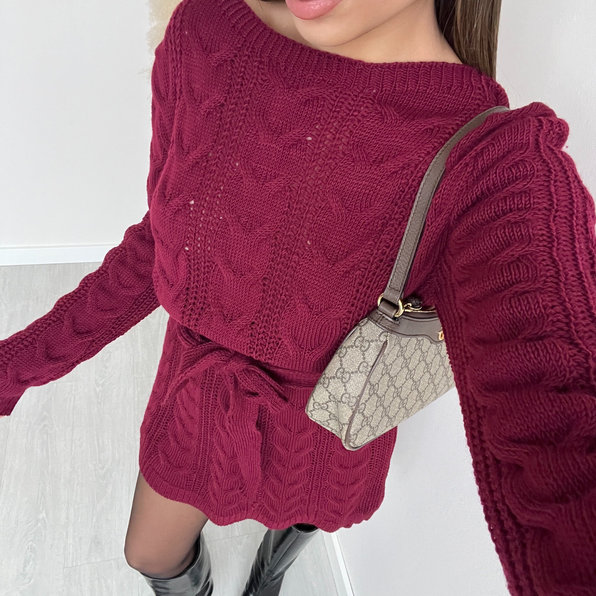 Abito in maglia con trecce e cintura bordeaux
