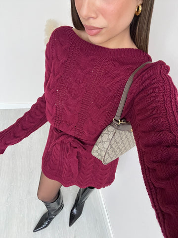 Abito in maglia con trecce e cintura bordeaux