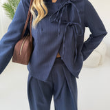 Giacca bacchettata con chiusura con fiocchi blu