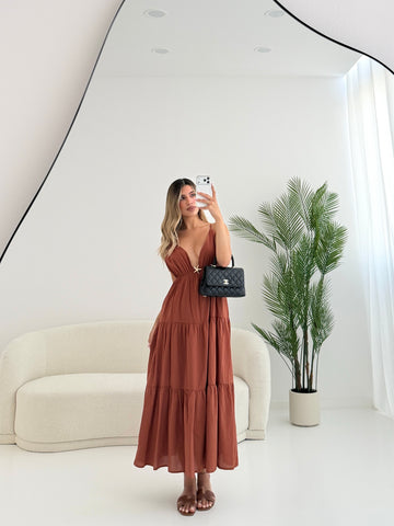 Abito scollo a V con spilla removibile ruggine
