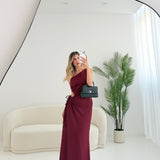 Abito monospalla garzato con cut out bordeaux