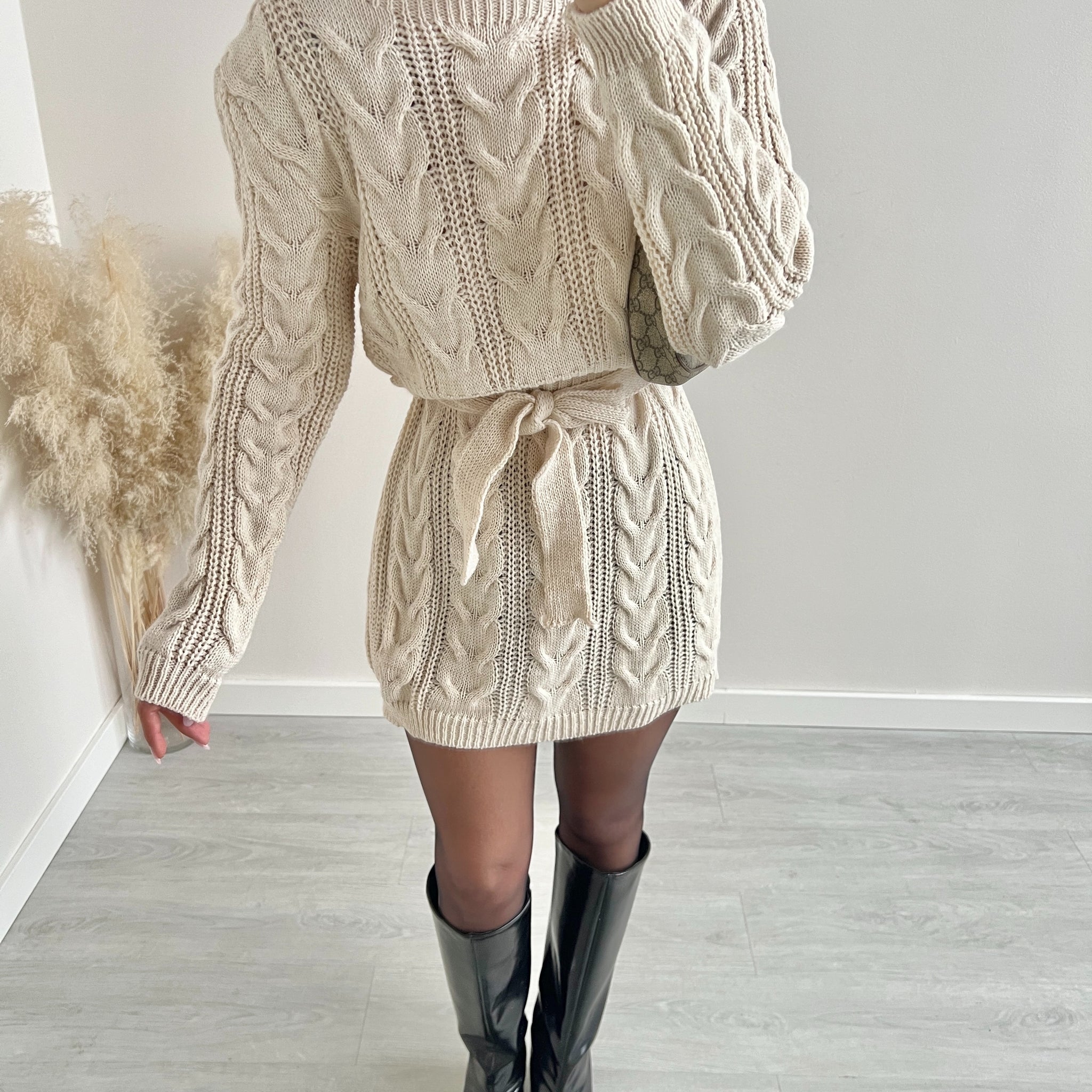 Abito in maglia con trecce e cintura beige