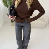 Maglia collo alto con fibbia laterale brown