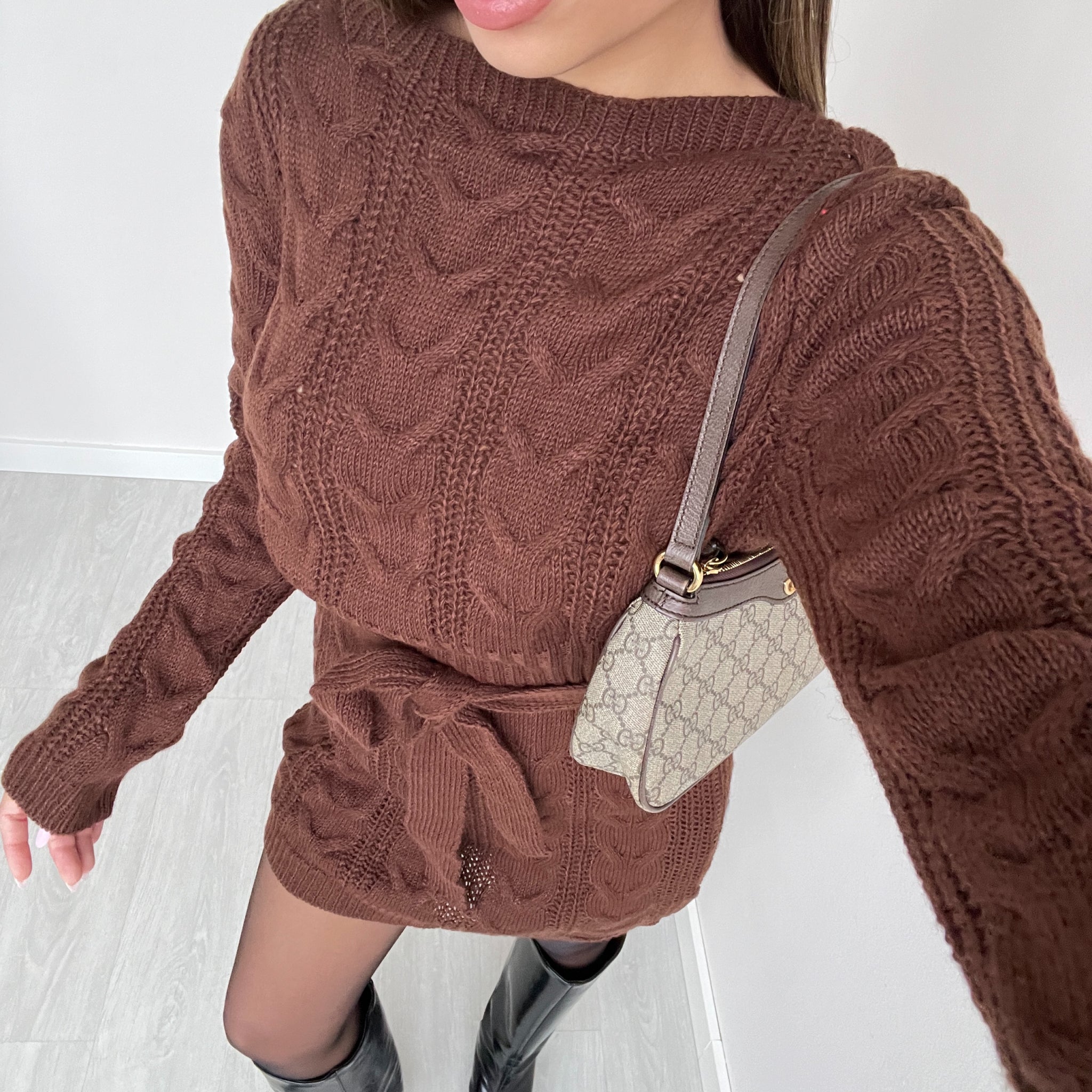 Abito in maglia con trecce e cintura caffè