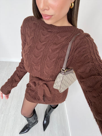Abito in maglia con trecce e cintura caffè