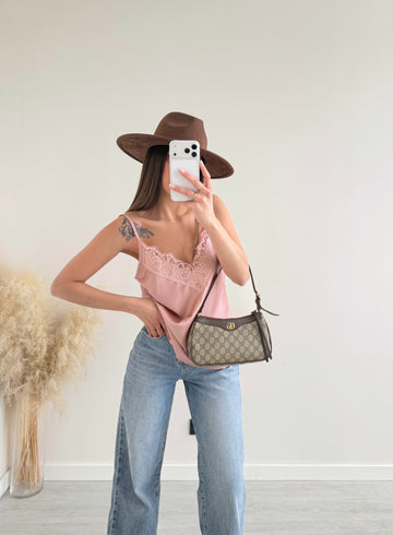 Blusa simil raso con pizzo scollo a V rosa