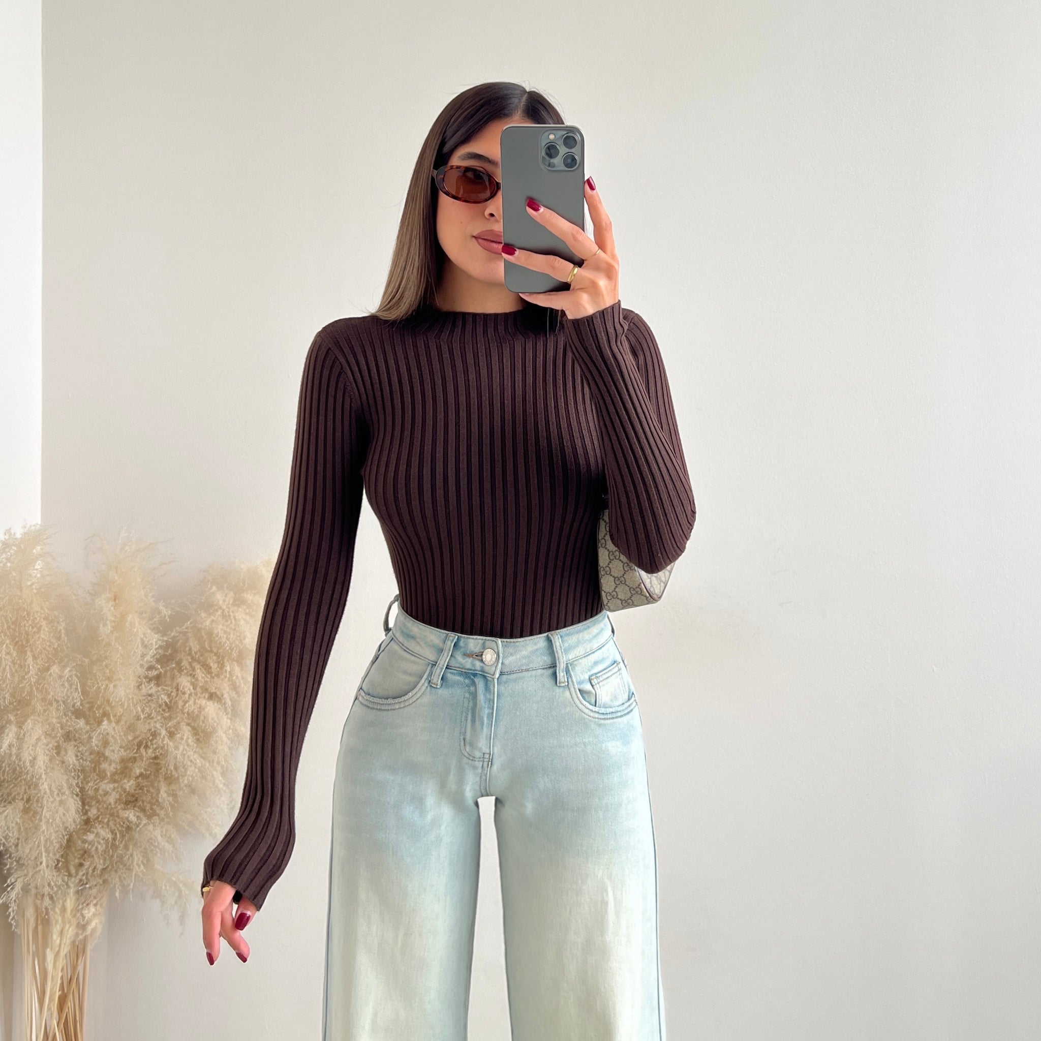 Maglia accollata a costine caffè