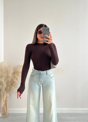 Maglia accollata a costine caffè