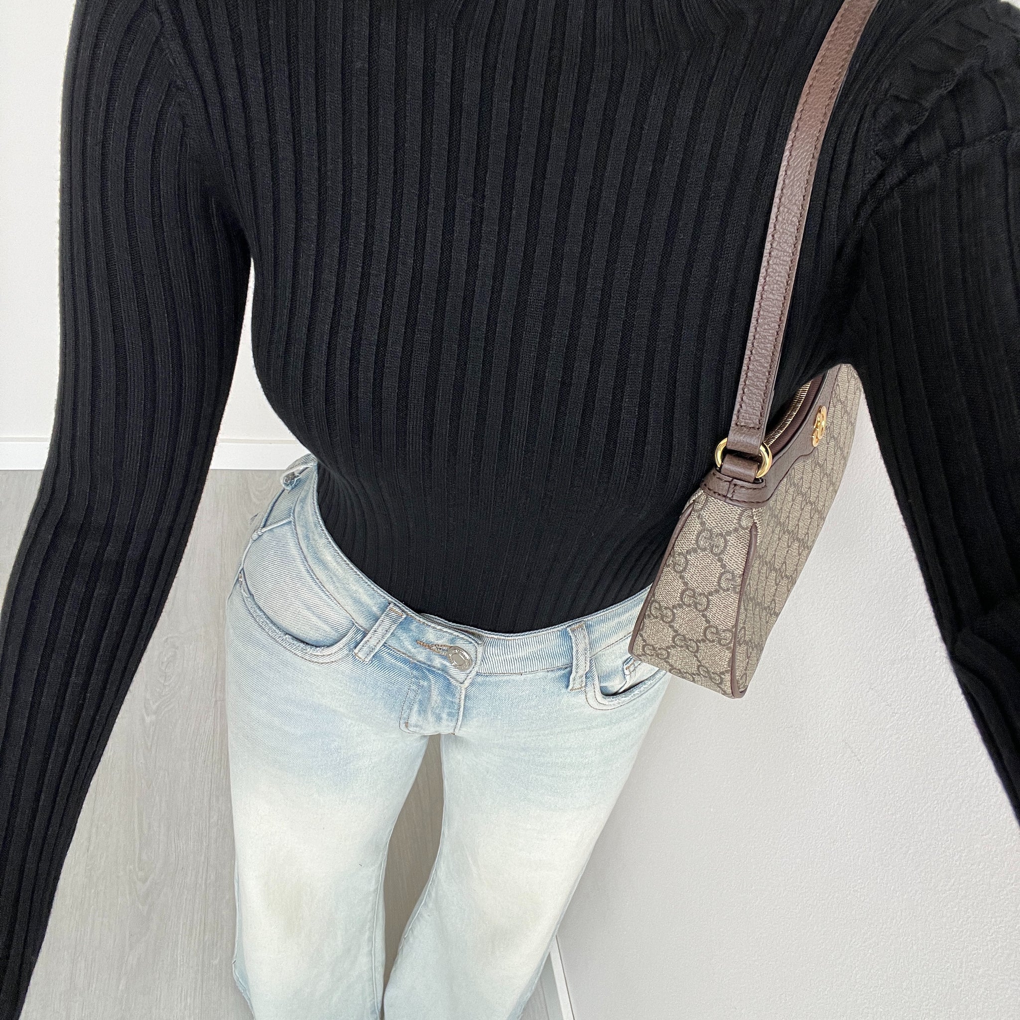 Maglia accollata a costine nera