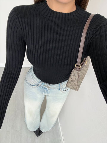 Maglia accollata a costine nera
