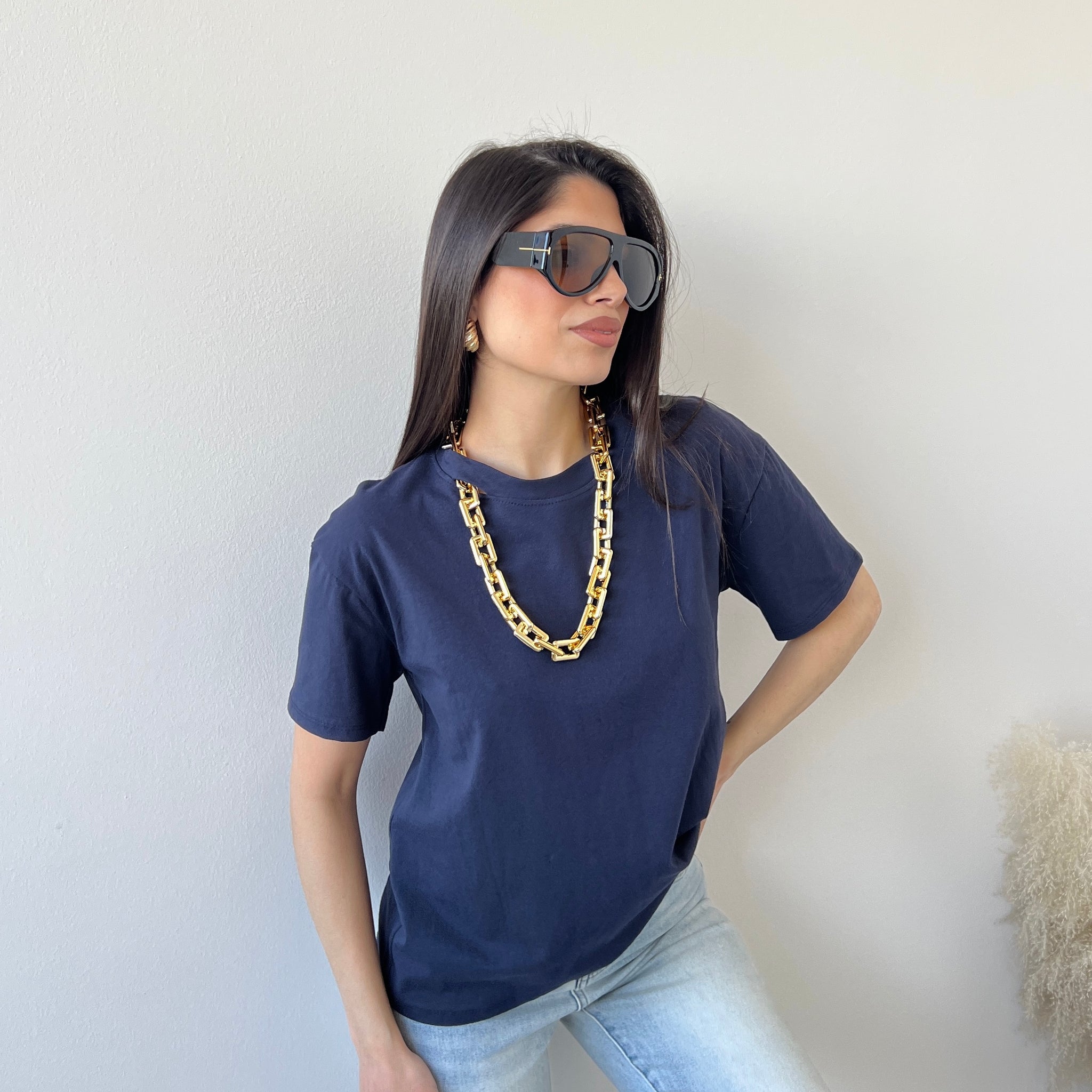T-shirt con collana blu navy