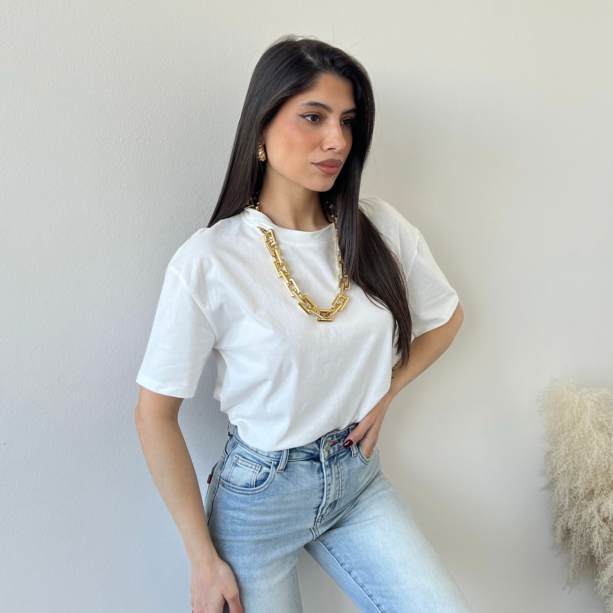 T-shirt con collana bianca
