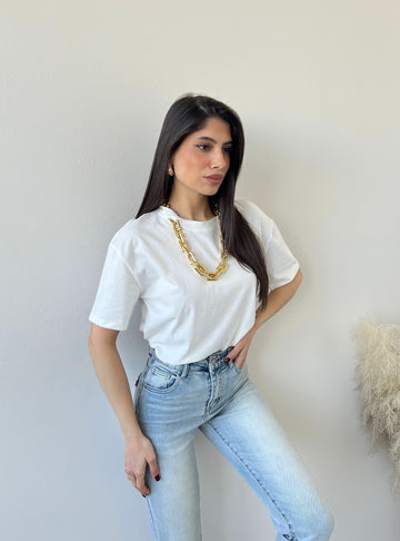 T-shirt con collana bianca