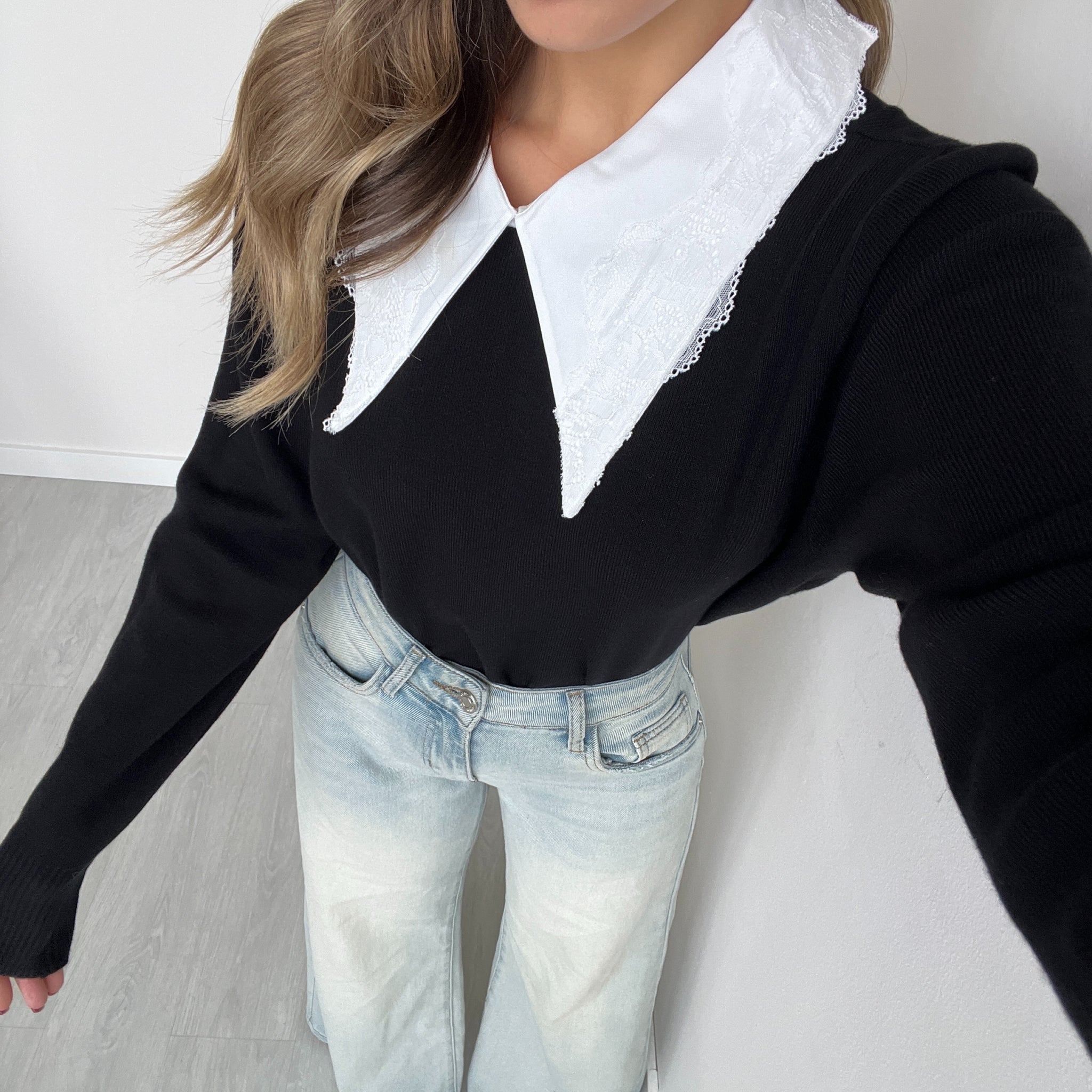 Pullover con colletto in pizzo nero