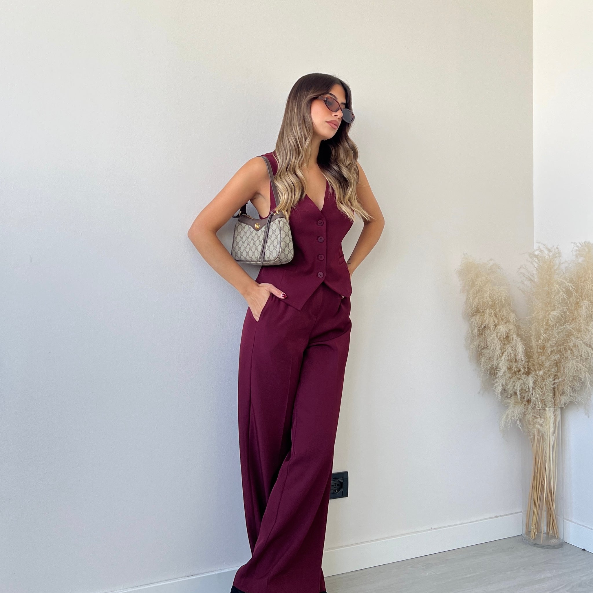 Coordinato gilet + pantalone con cintura bordeaux