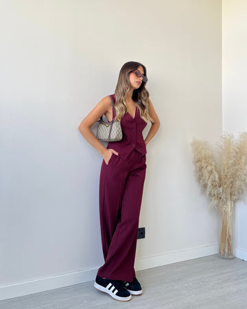 Coordinato gilet + pantalone con cintura bordeaux