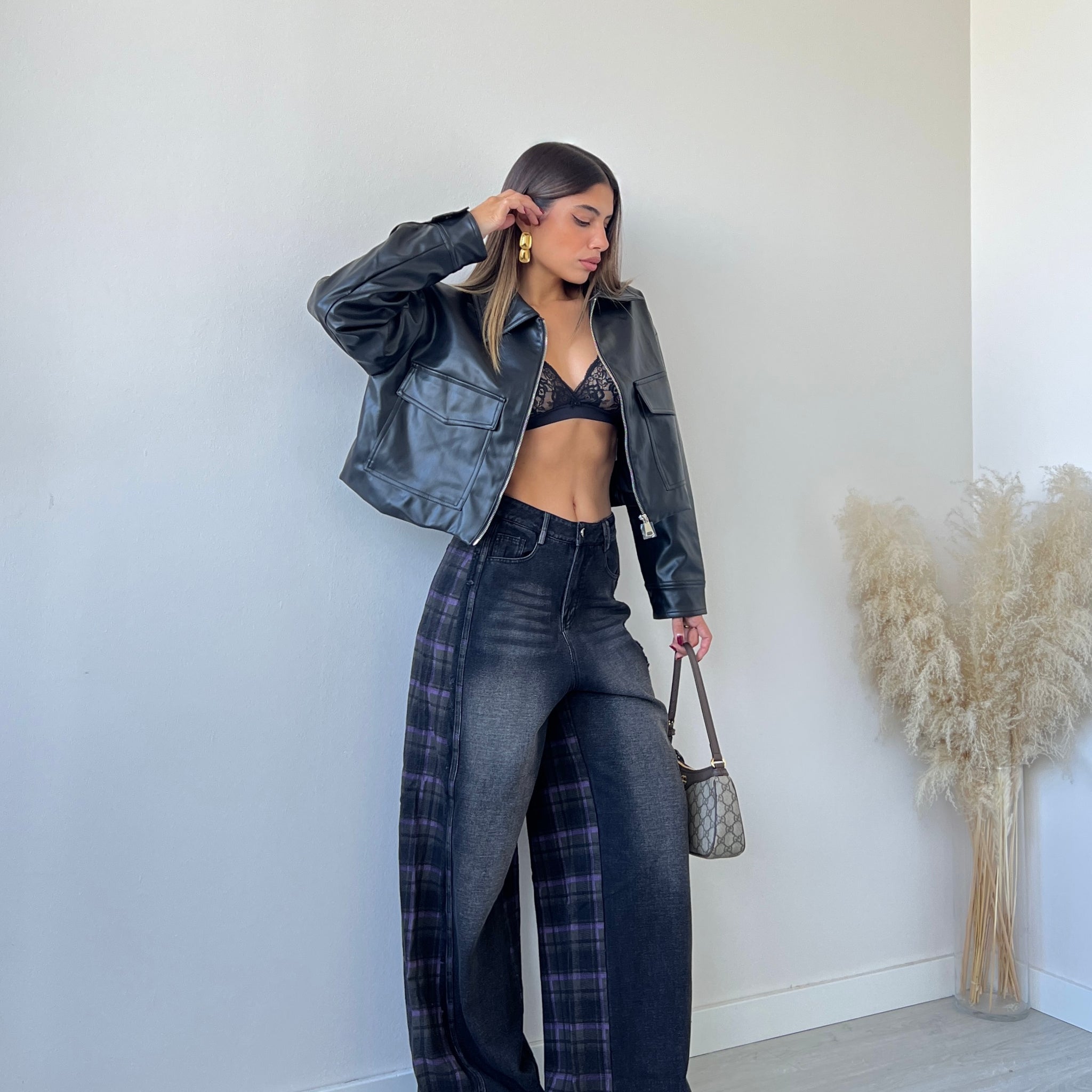 Jeans nero con trama tartan sul retro