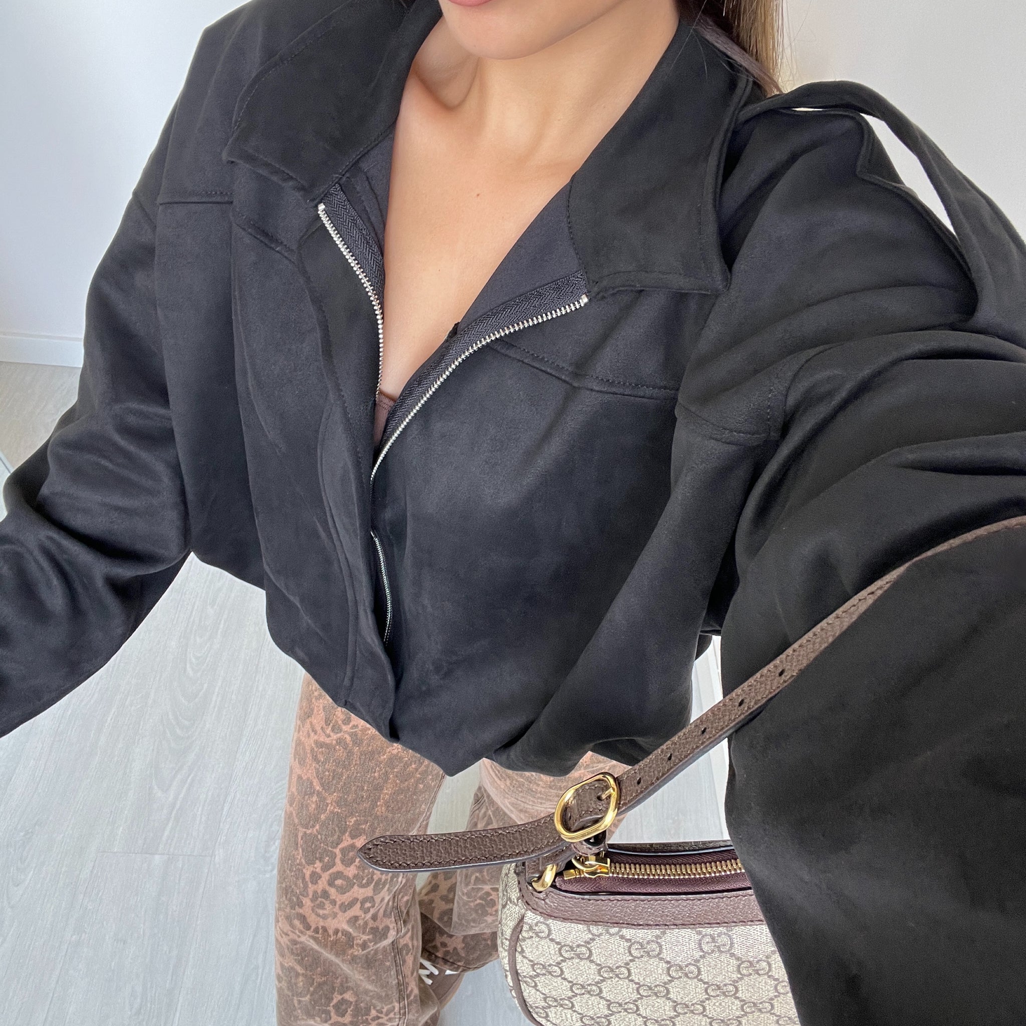 Giubbino scamosciato con zip nero