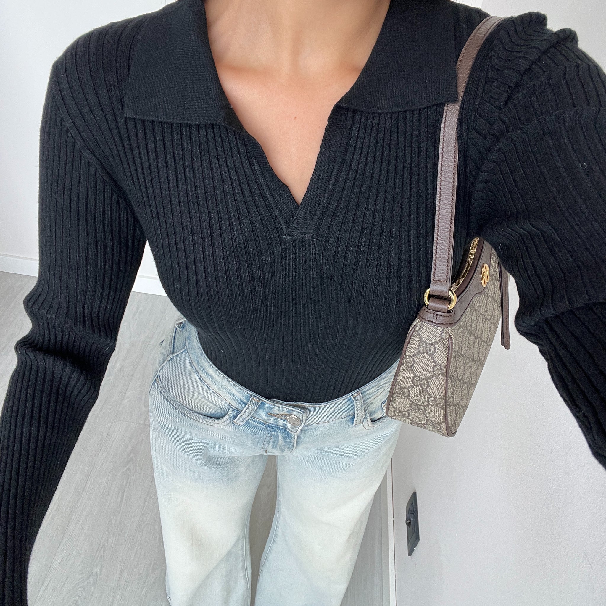 Maglia costine scollo a v con colletto nera