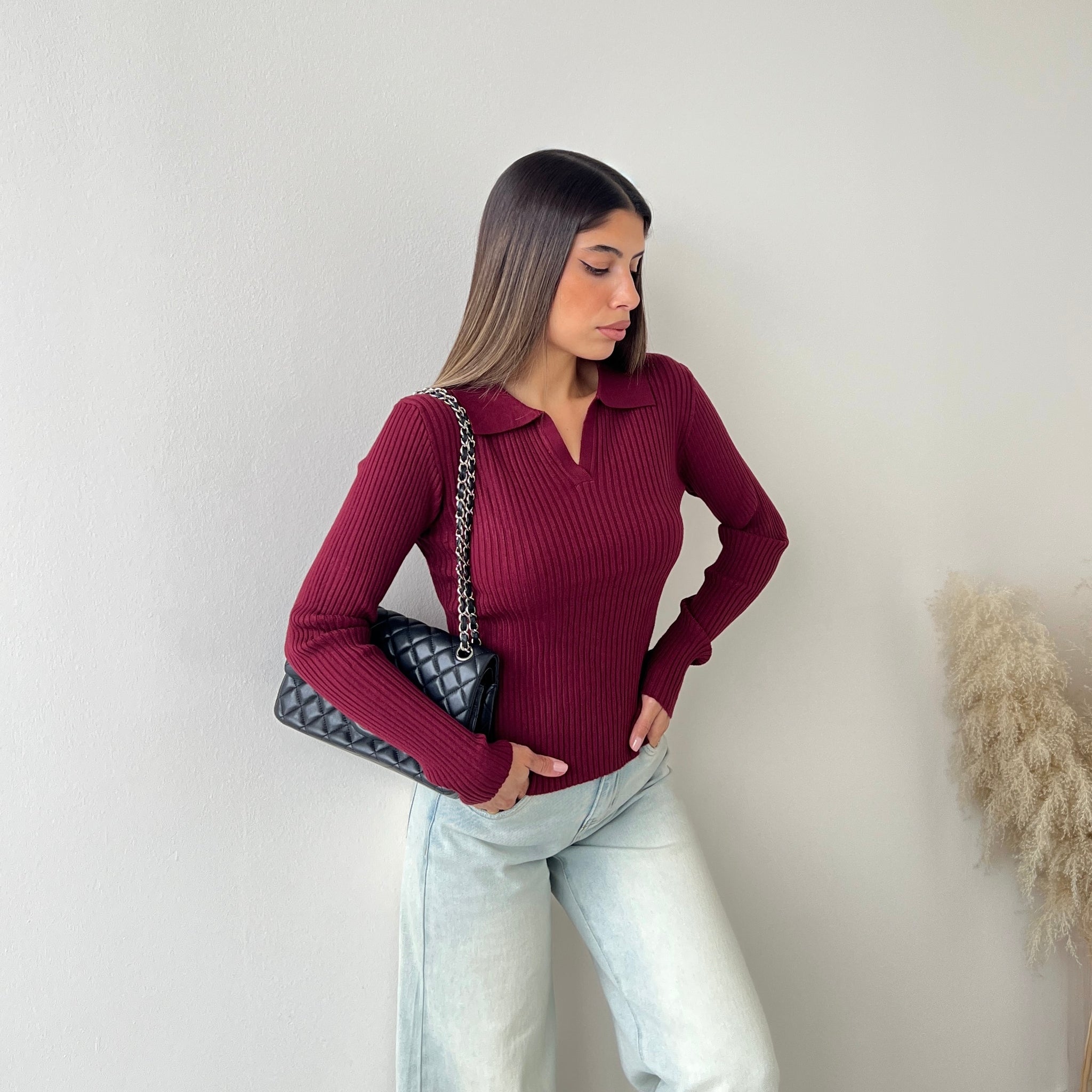 Maglia costine scollo a v con colletto bordeaux