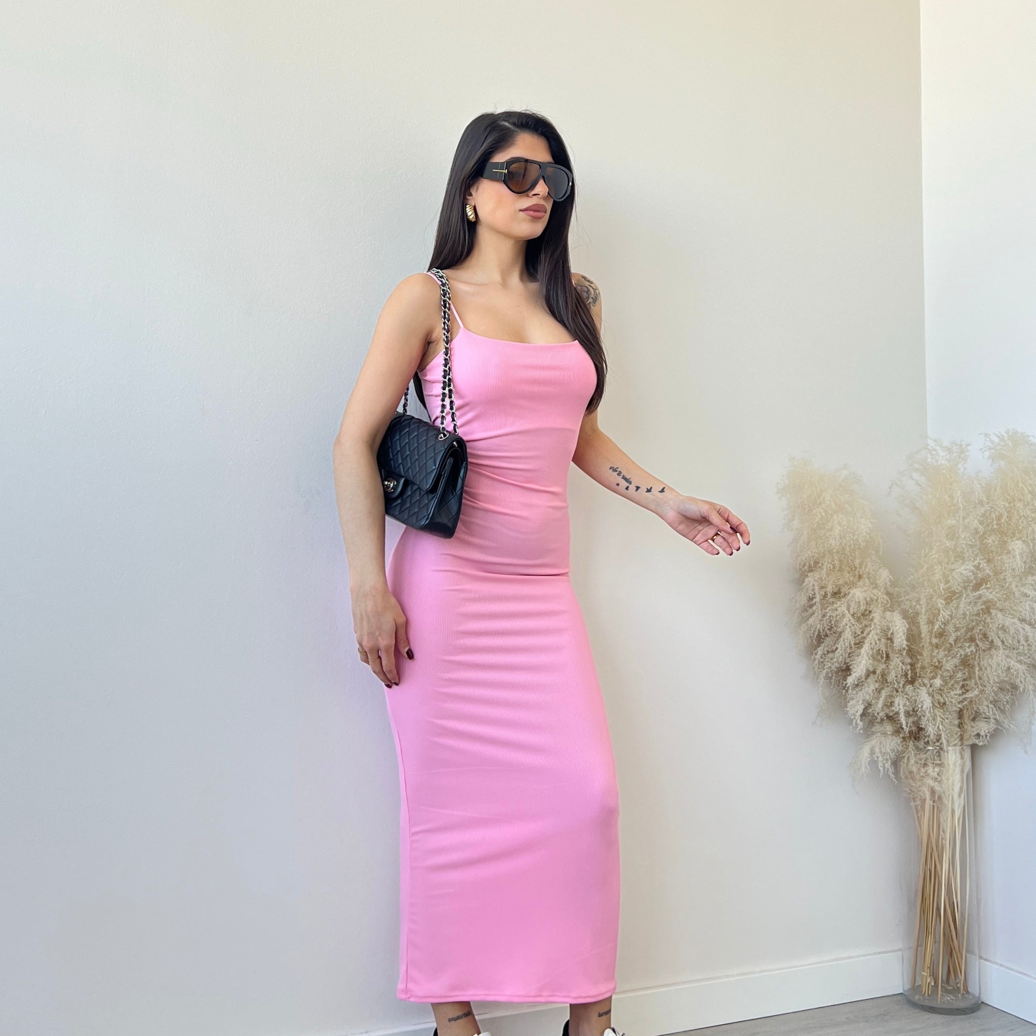 Abito a coste con coppe e spalline sottili rosa