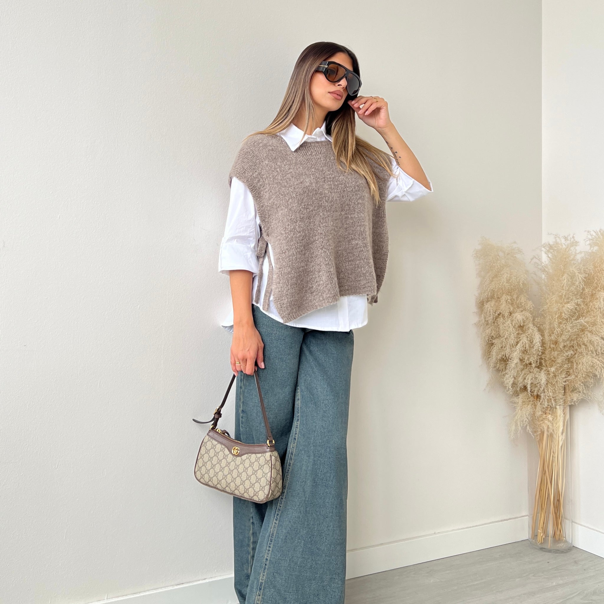 Gilet smanicato con fiocchi laterali tortora