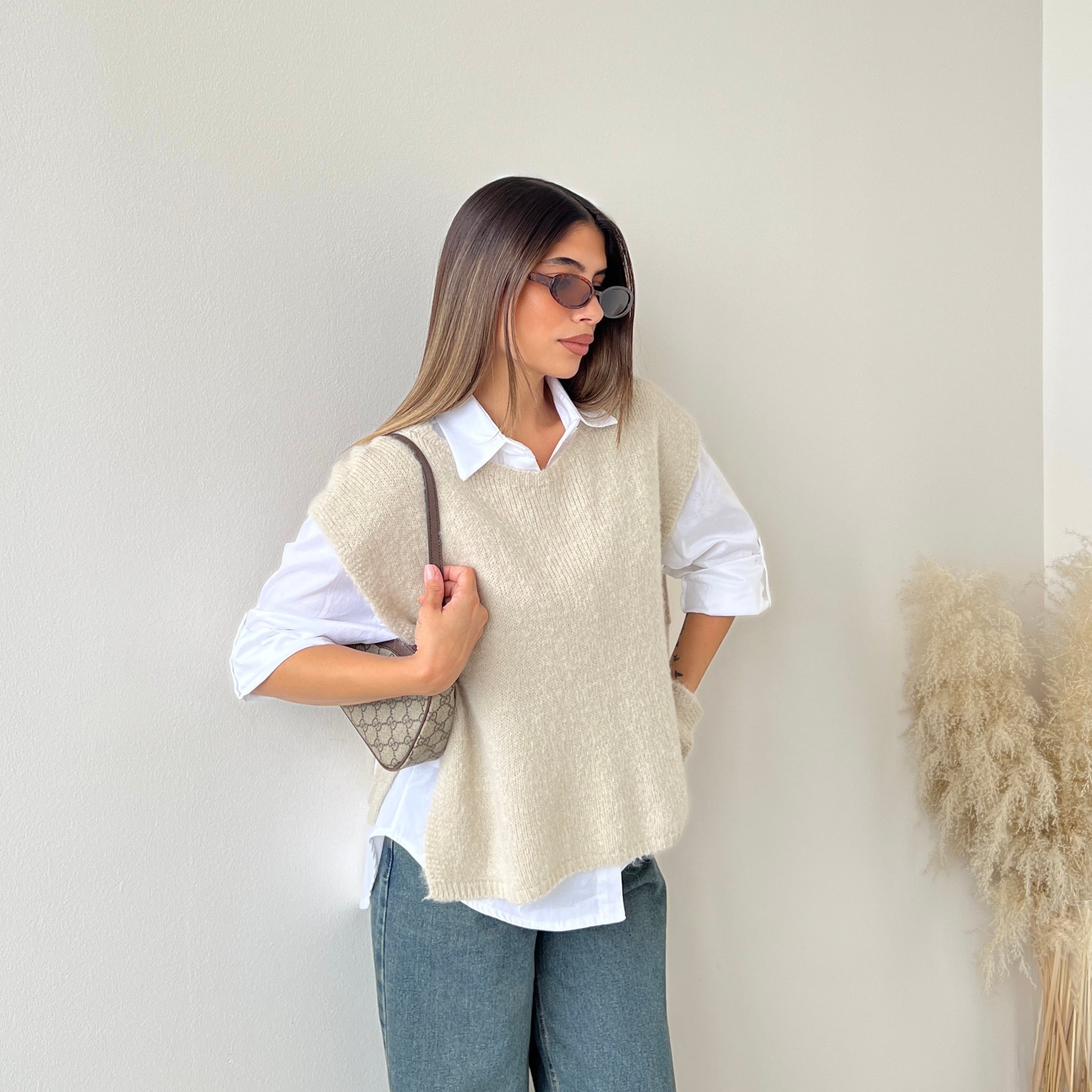 Gilet smanicato con fiocchi laterali beige