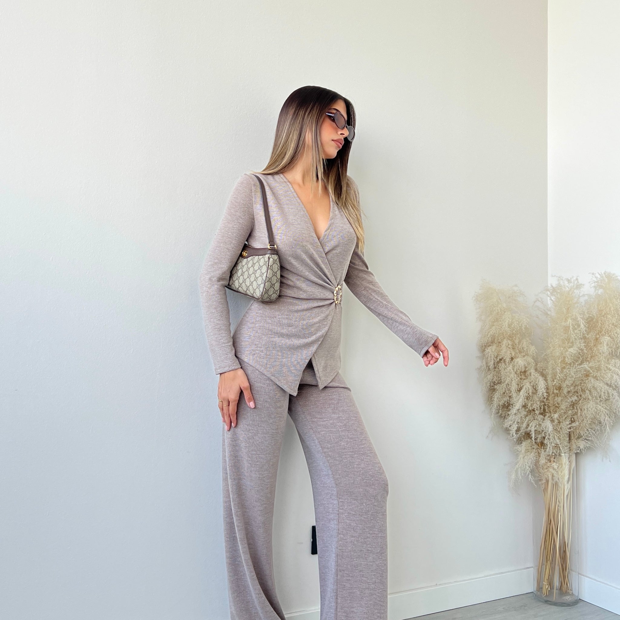 Set morbido con spilla camel