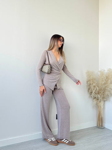 Set morbido con spilla camel