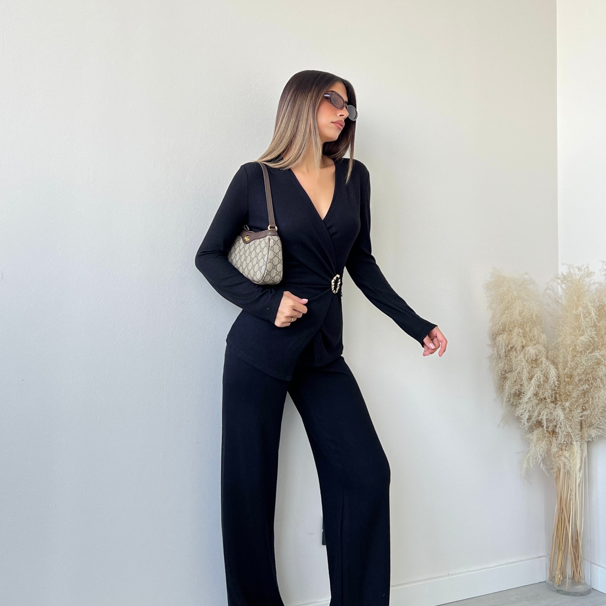 Set morbido con spilla nero