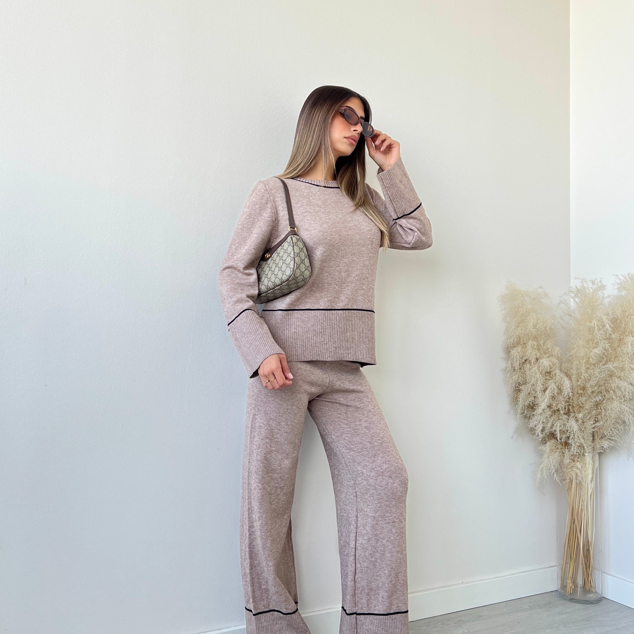 Set in maglia con riga a contrasto camel