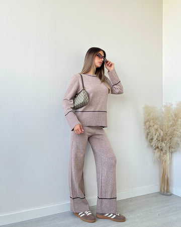 Set in maglia con riga a contrasto camel