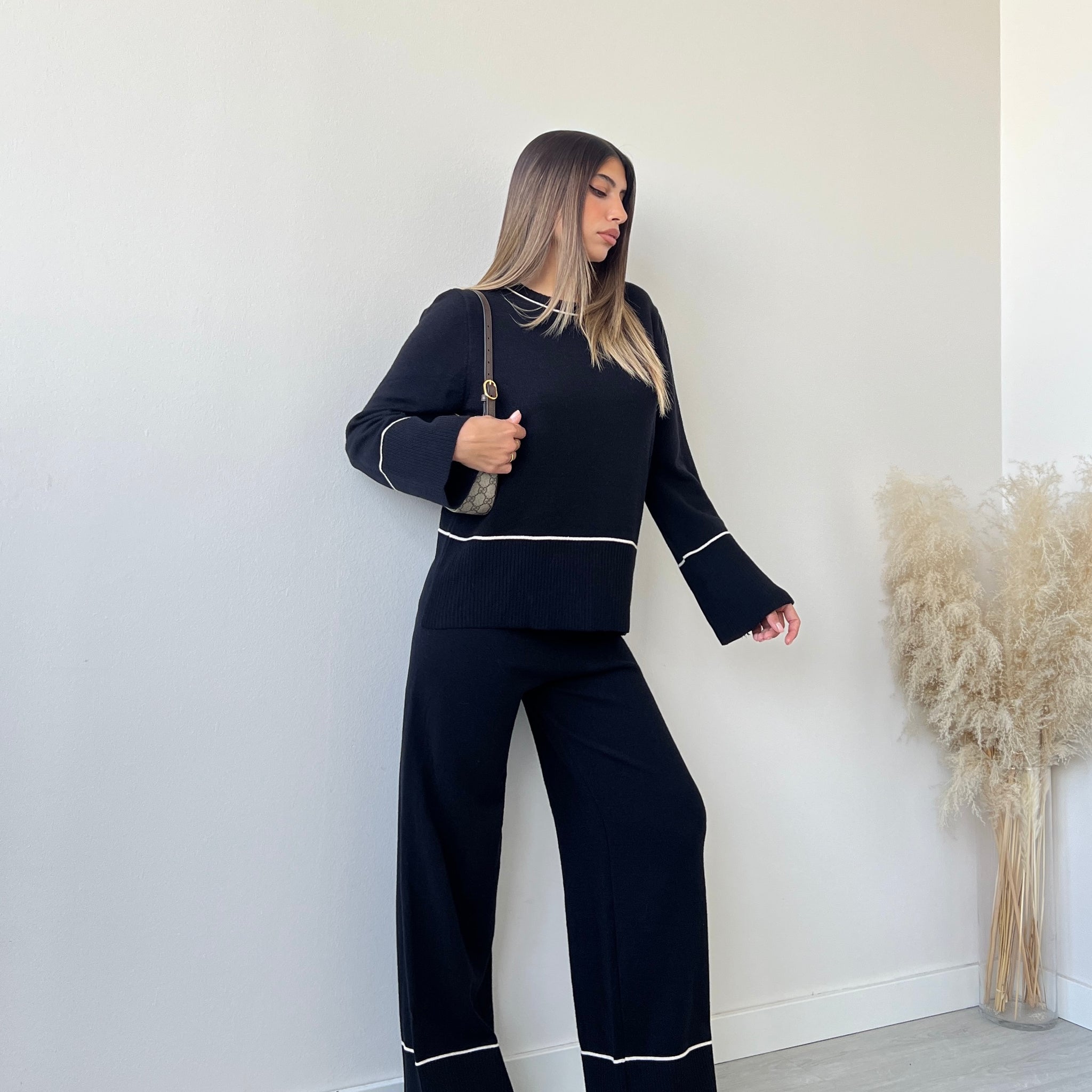 Set in maglia con riga a contrasto nero