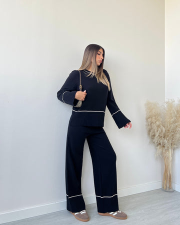 Set in maglia con riga a contrasto nero