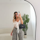 Blusa velata con voulant e scollo a V bianca