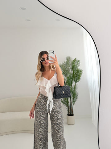 Blusa velata con voulant e scollo a V bianca