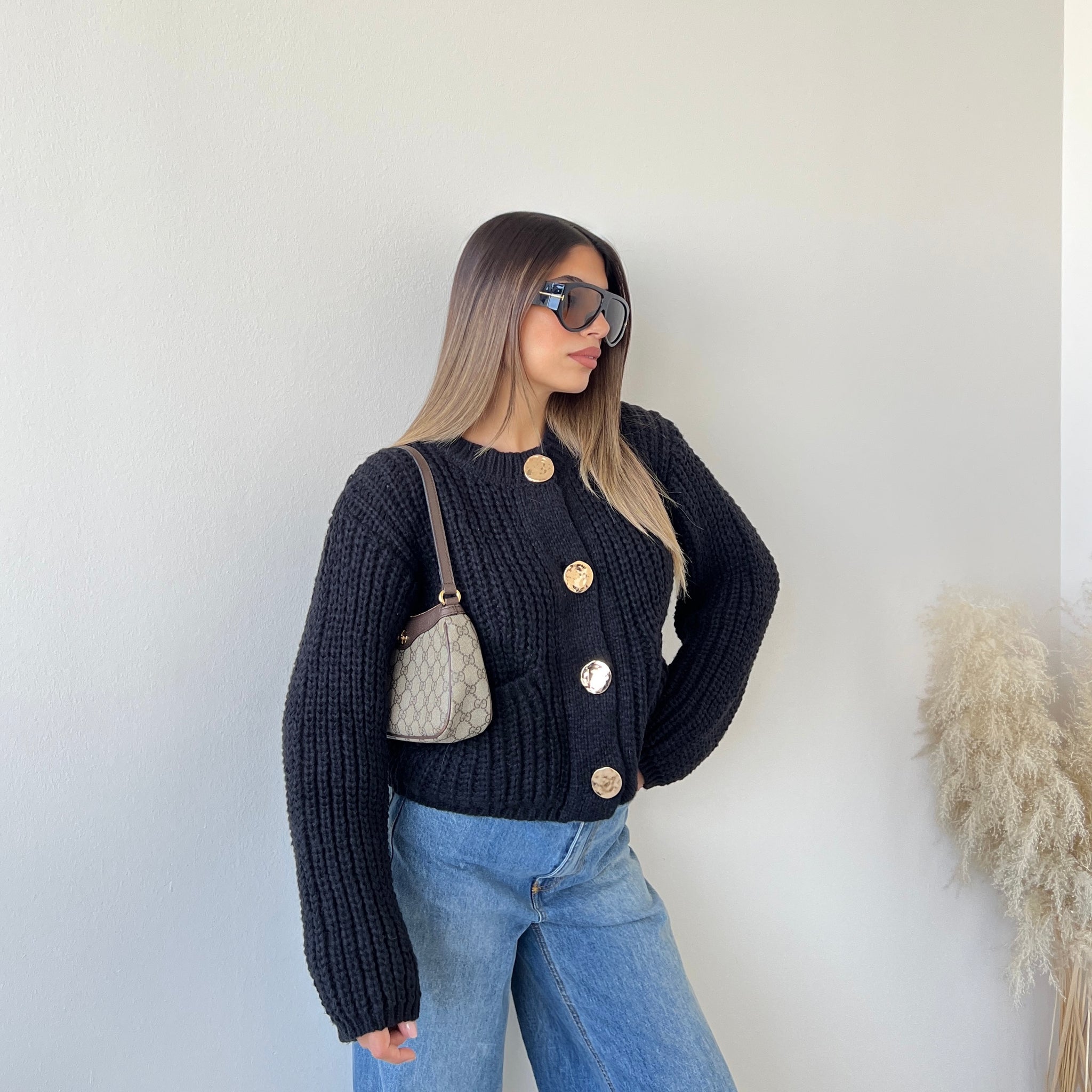 Maglione maglia larga con bottoni dorati nero