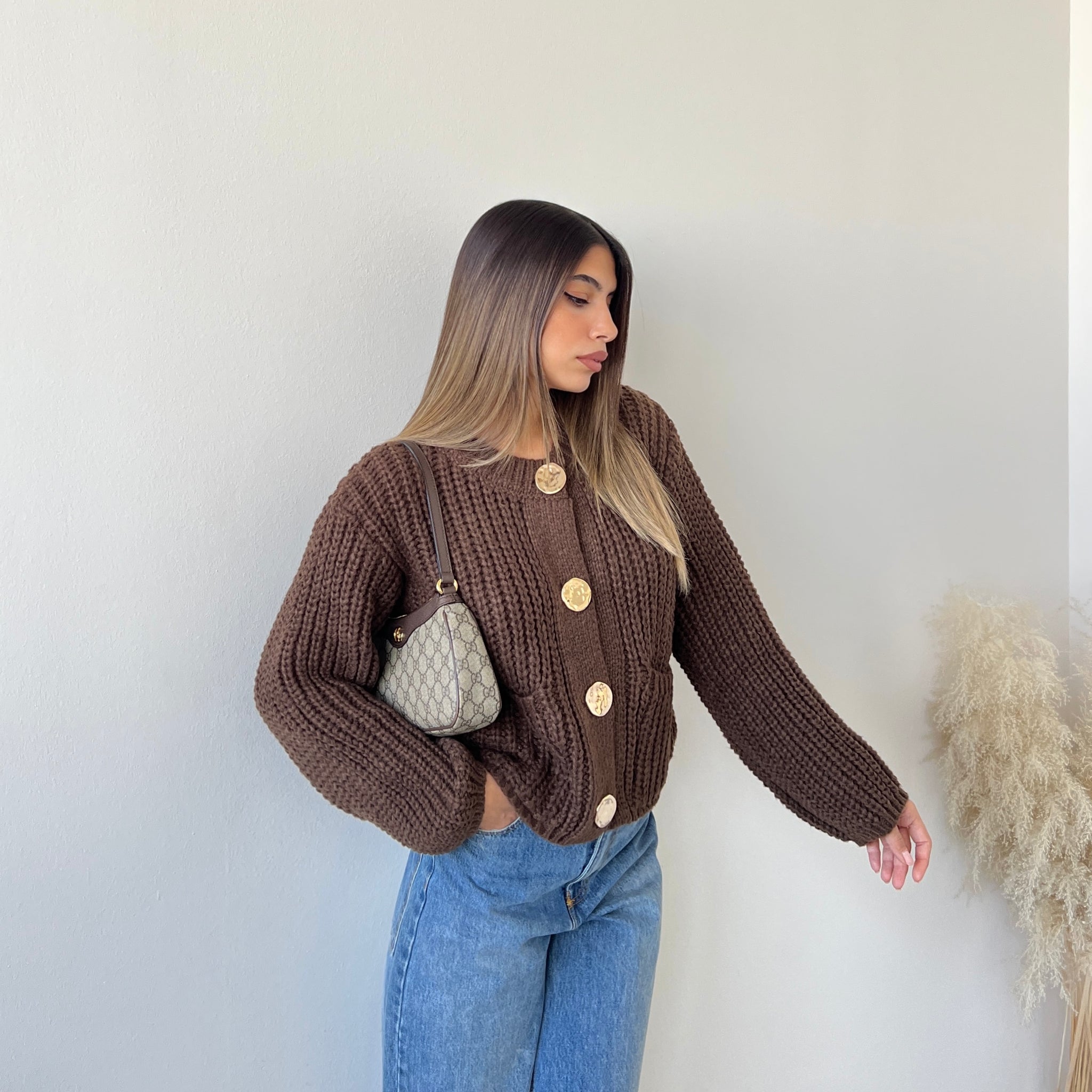 Maglione maglia larga con bottoni dorati caffè
