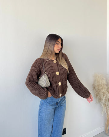 Maglione maglia larga con bottoni dorati caffè
