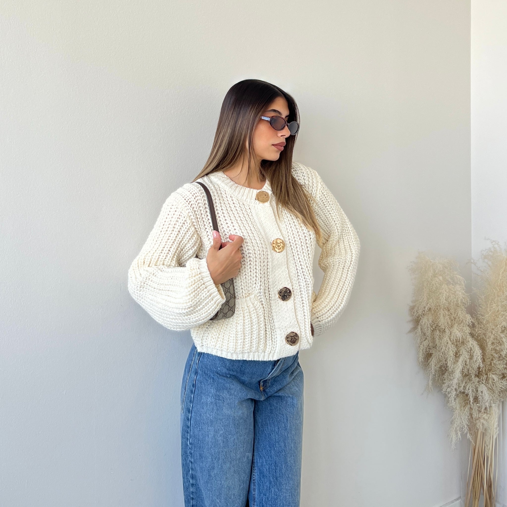 Maglione maglia larga con bottoni dorati crema