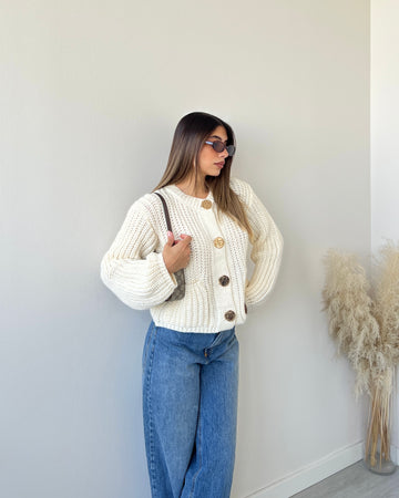Maglione maglia larga con bottoni dorati crema