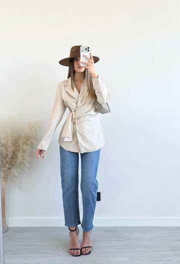 Giacca portafoglio con maxi spilla beige