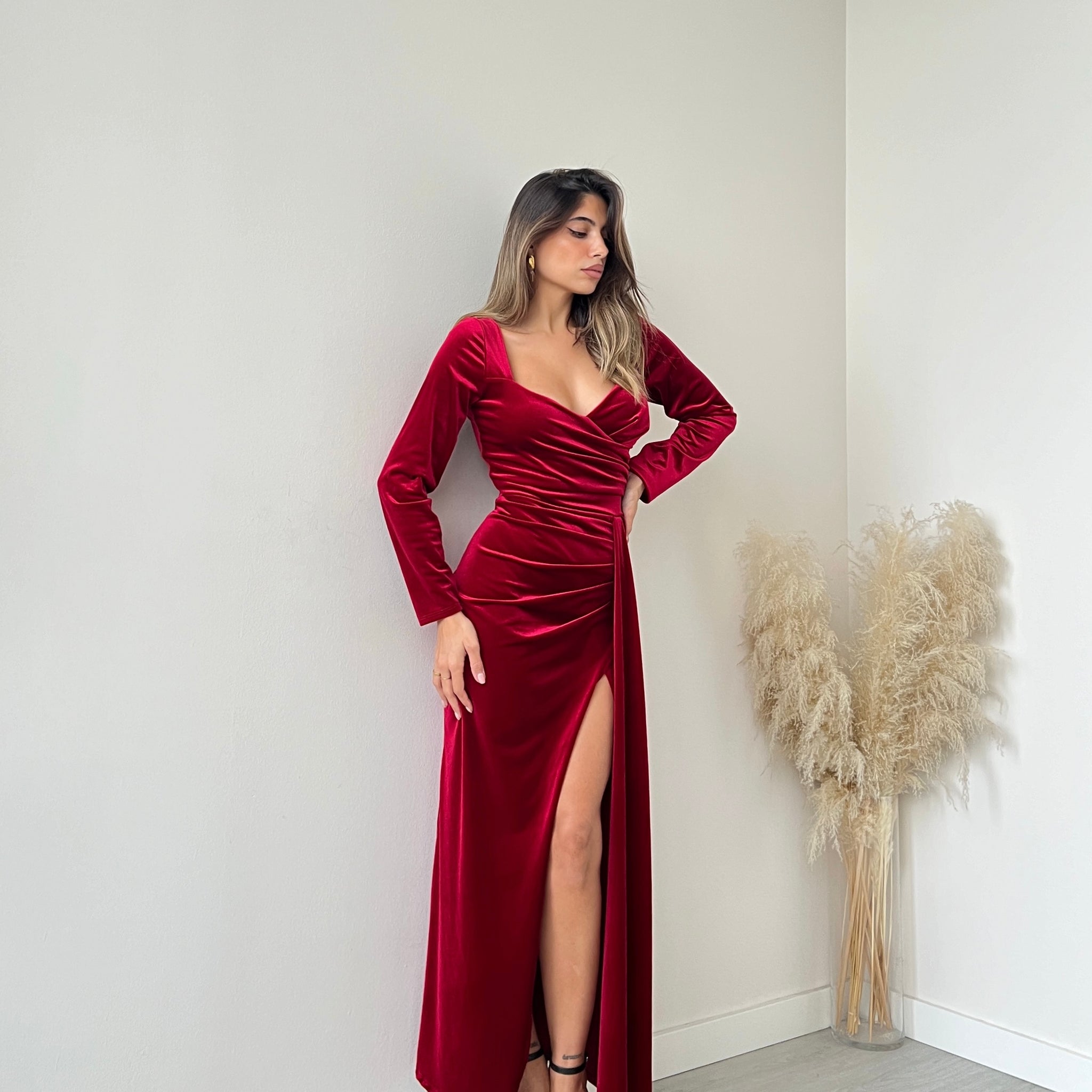Abito in velluto con spacco profondo e coppe bordeaux