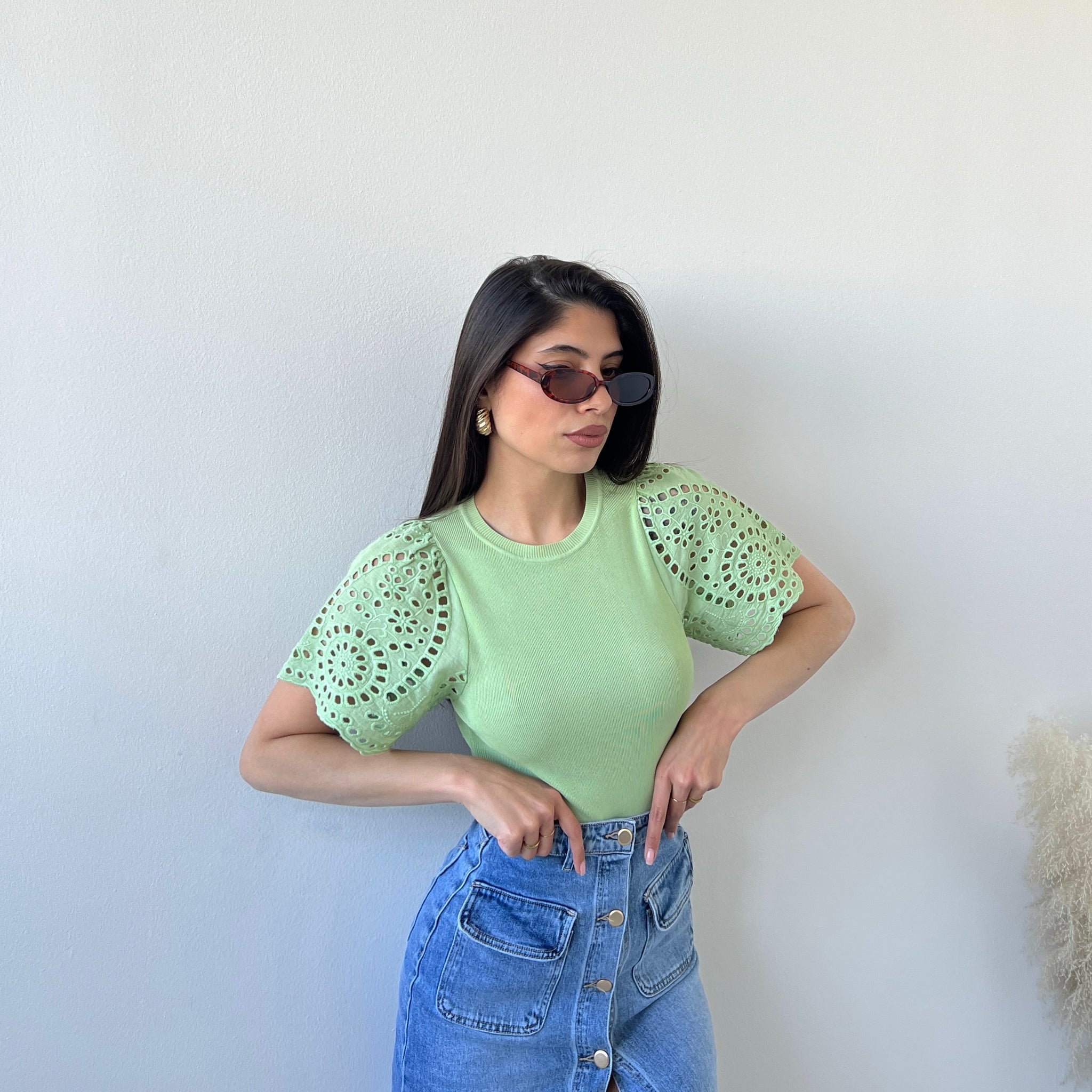 Maglia corta con manica in sangallo menta
