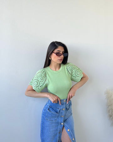 Maglia corta con manica in sangallo menta