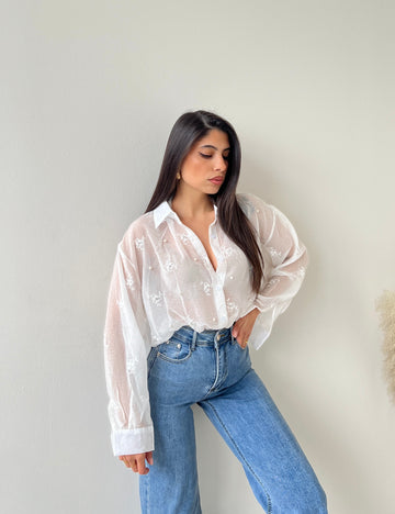 Camicia bianca velata con fiorellini