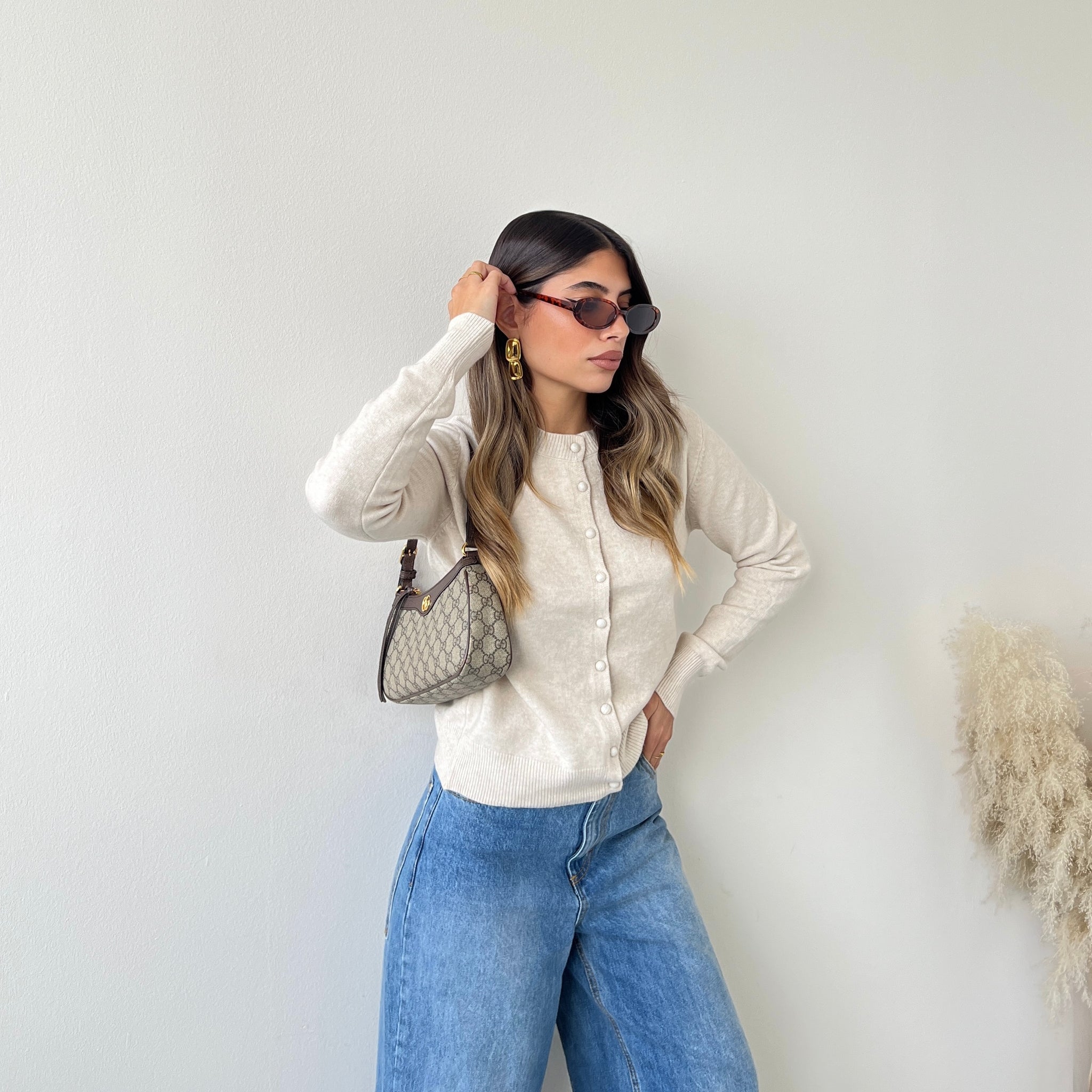 Pull con bottoni foderati beige