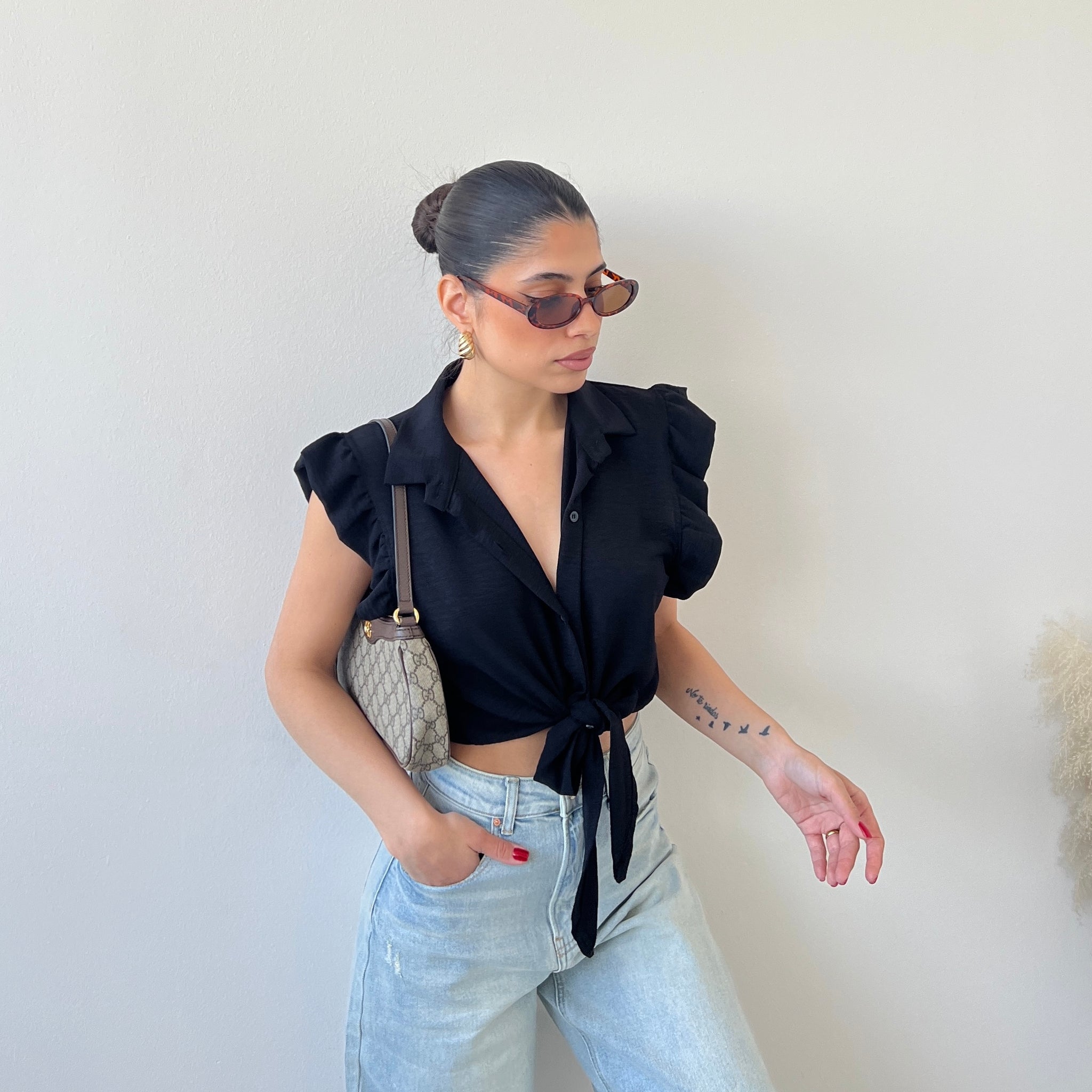 Blusa con manica voulant nera