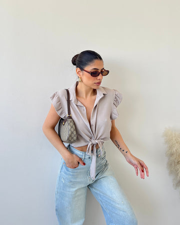 Blusa con manica voulant beige